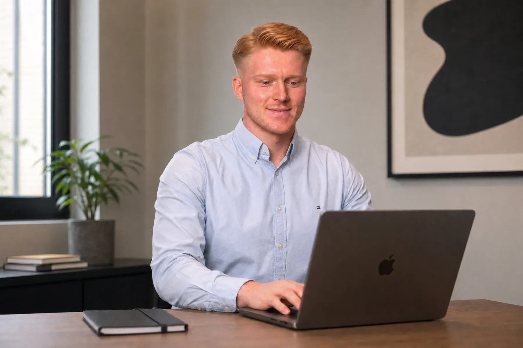 Nicolas Knuf am Schreibtisch mit Laptop